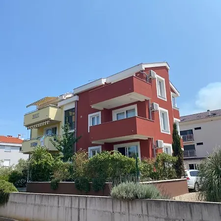 M & M, Schoene Nur 200m Vom *